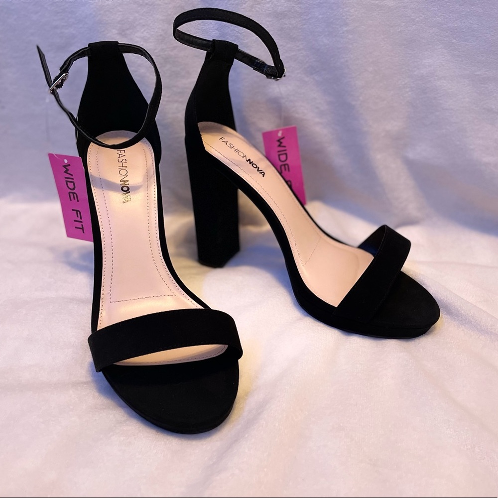 ✨NWT✨ Black ankle strap heels